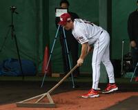 ブルペンをならす前田健（撮影・佐々木彰尚）