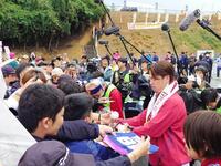 ファンにサインする楽天の前田健