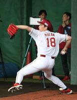 ブルペンで投げる前田健（撮影・佐々木彰尚）