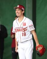 笑顔を見せる前田健（撮影・佐々木彰尚）