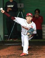 キャンプ初日、ブルペン入りした伊藤樹（撮影・佐々木彰尚）