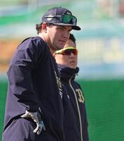 打撃練習に備えるシーモア（撮影・中田匡峻）