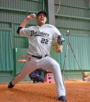 ブルペンで投球練習をする九里（撮影・中田匡峻）