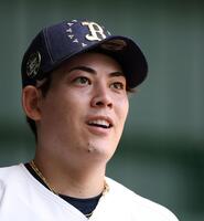 ブルペンで充実した表情を見せる九里（撮影・中田匡峻）