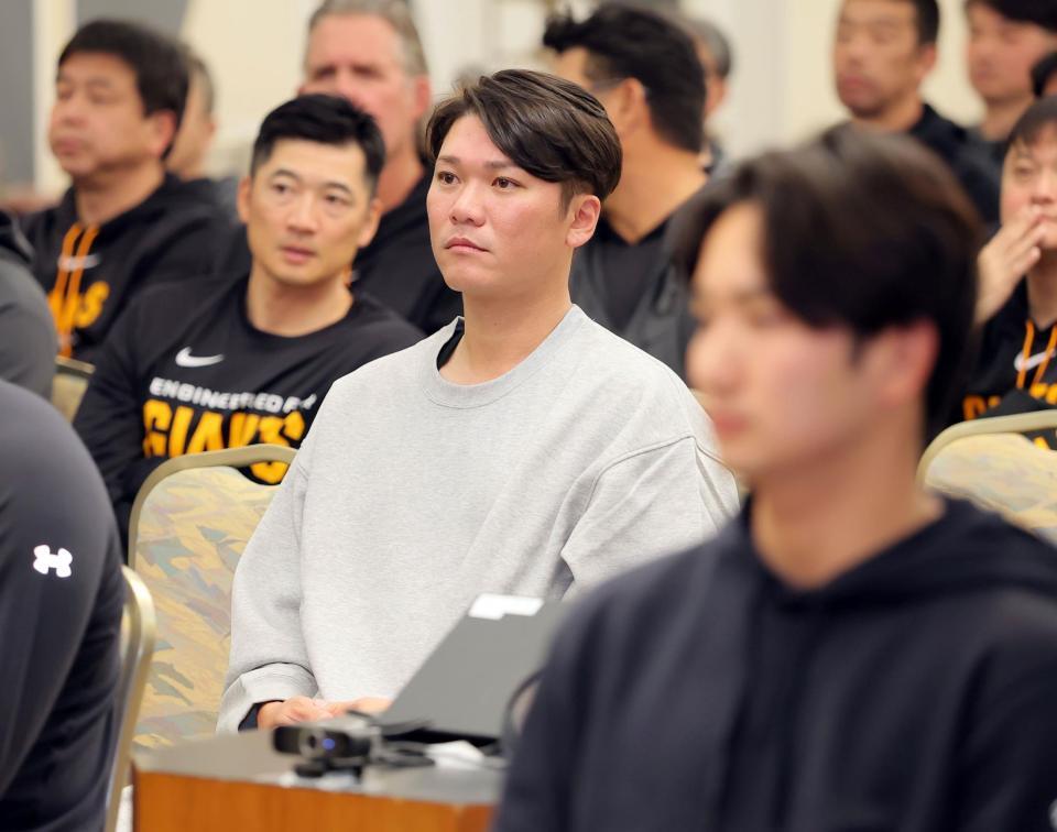 全体ミーティングに臨む坂本（中央）