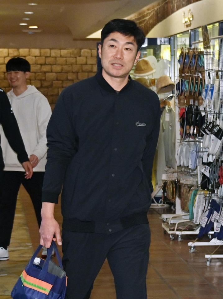 全体ミーティングに臨む相川監督