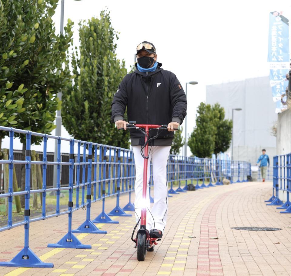 球場入りする新庄監督