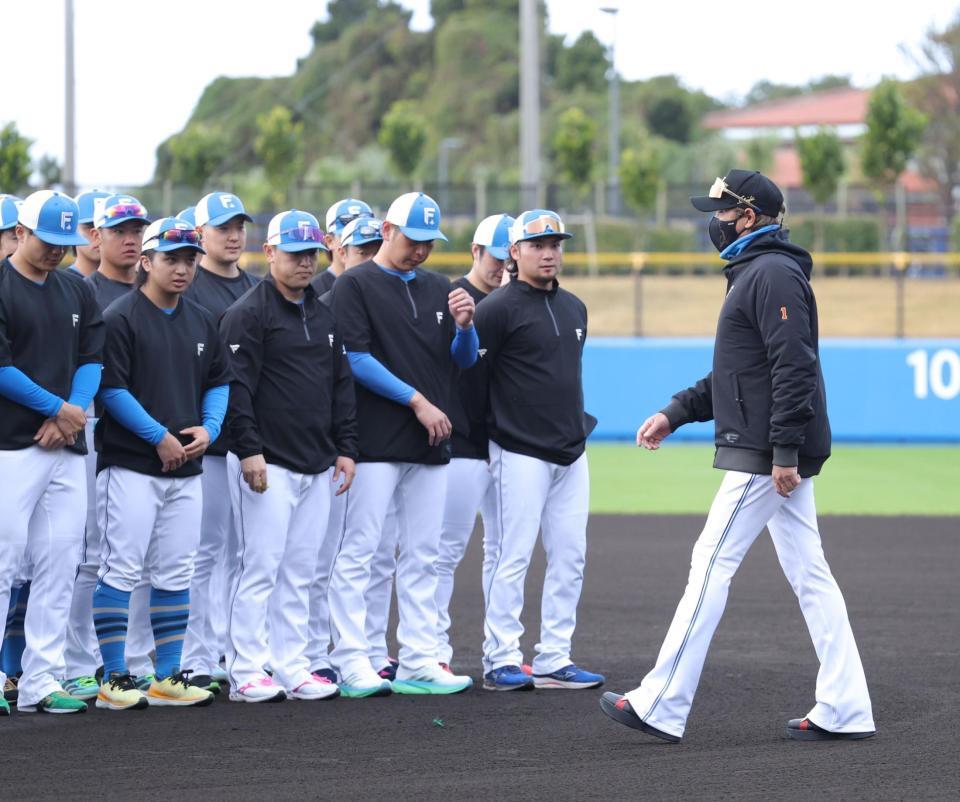 新庄監督（右）にあいさつする日本ハムナイン（撮影・西岡正）