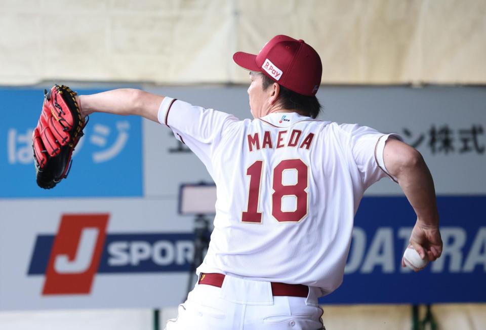 ブルペンで投げる前田健（撮影・佐々木彰尚）