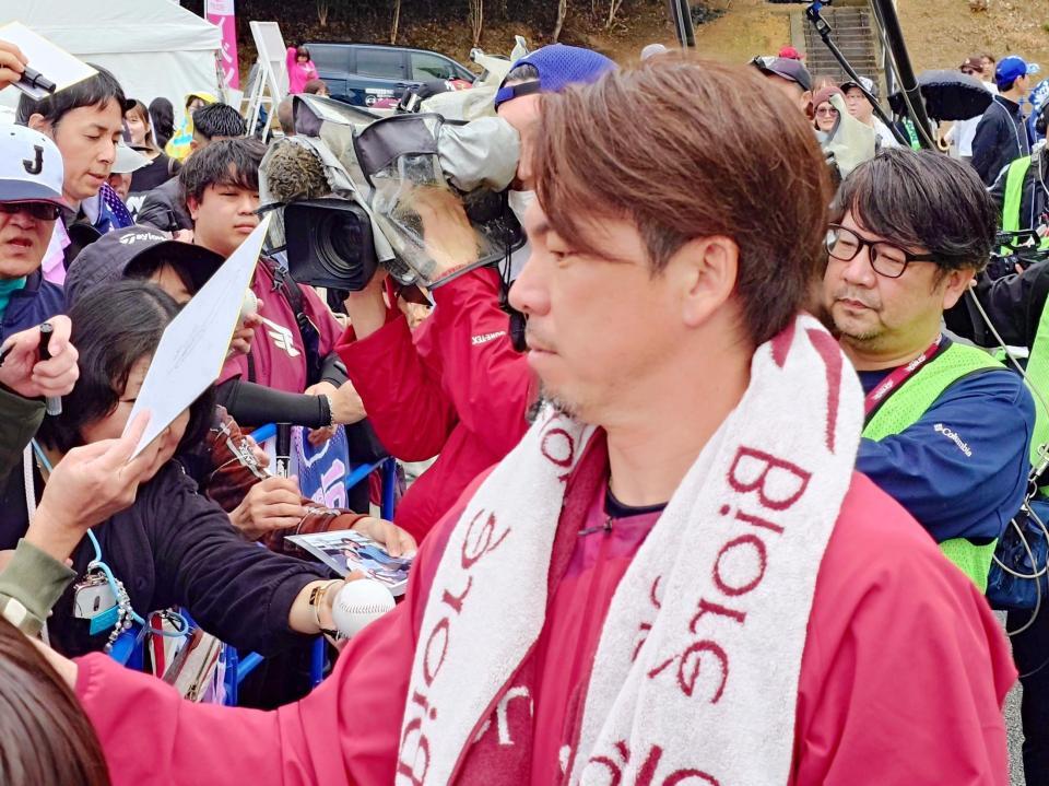 ファンにサインする楽天の前田健