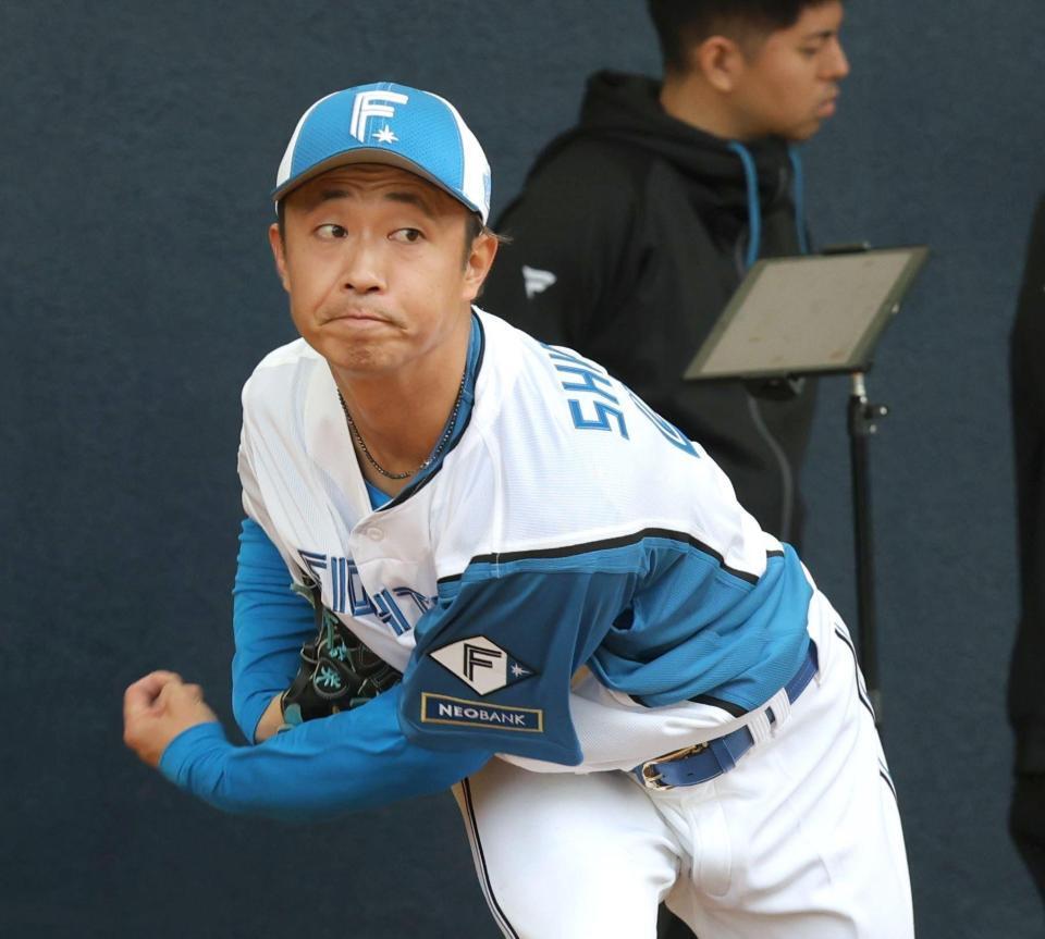 初日からブルペン入りし、投球する島本（撮影・西岡正）