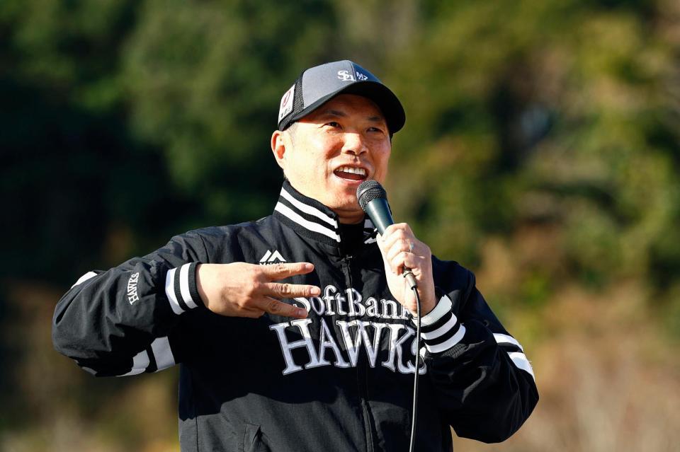 キャンプ初日、集まったファンにあいさつする小久保監督