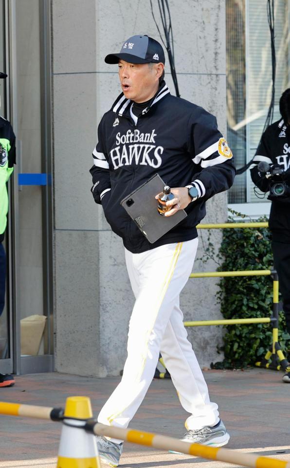 キャンプ初日、球場入りする小久保監督