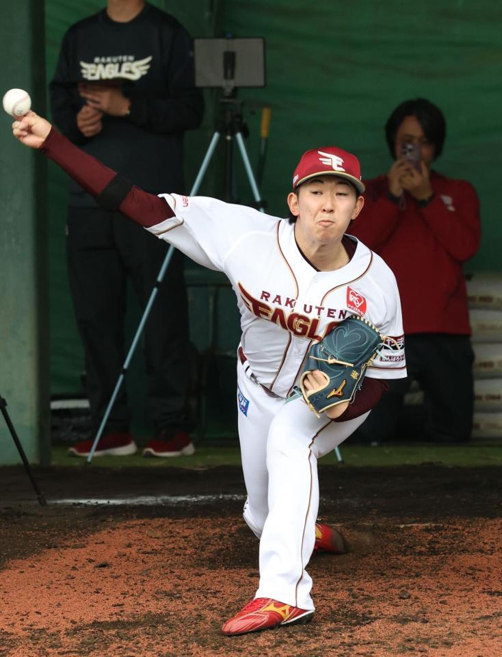 キャンプ初日、ブルペン入りした伊藤樹（撮影・佐々木彰尚）