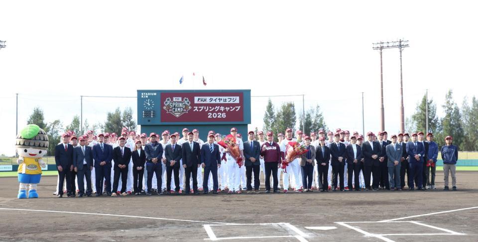 金武町の歓迎セレモニーに出席した楽天ナイン（撮影・佐々木彰尚）