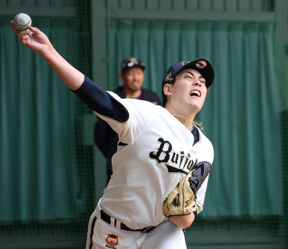 ブルペンで投げ込む九里（撮影・中田匡峻）