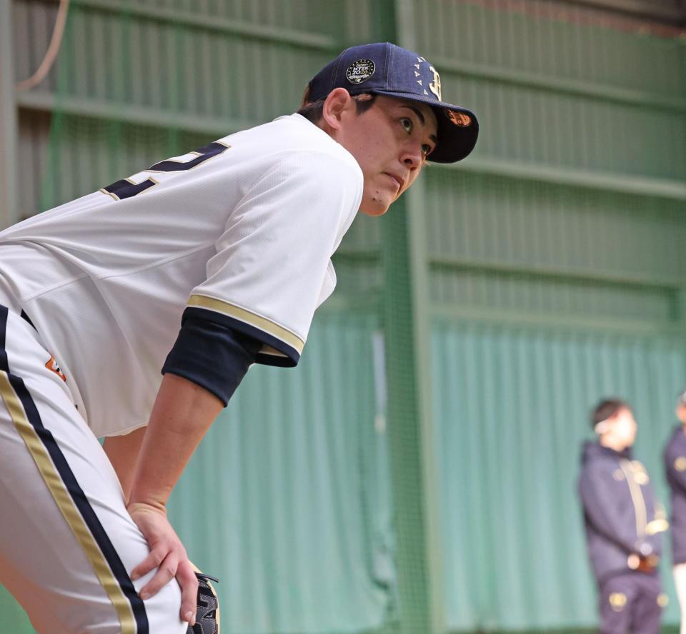 キャンプ初日からブルペンで３００球超えの熱投を見せた九里（撮影・中田匡峻）