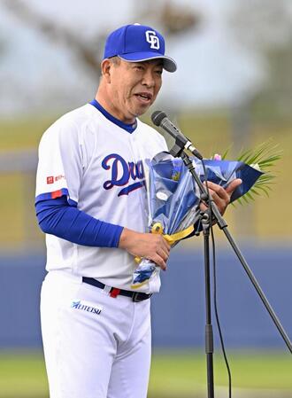 　キャンプ初日を迎え、セレモニーであいさつする井上監督