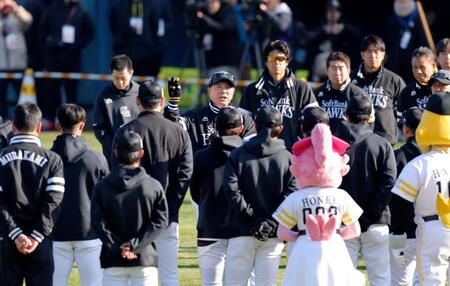 キャンプ初日、選手を前に話す小久保監督（中央）