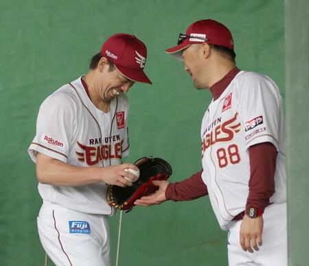 楽天・マエケン　決意のキャンプイン１８球！１１年ぶり日本復帰１１時１１分ブルペン１番乗り「初日に入らないと」　即席サイン会も