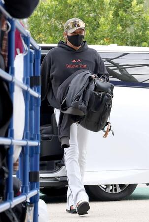 ２軍紅白戦視察のため、球場入りする新庄監督（撮影・西岡正）