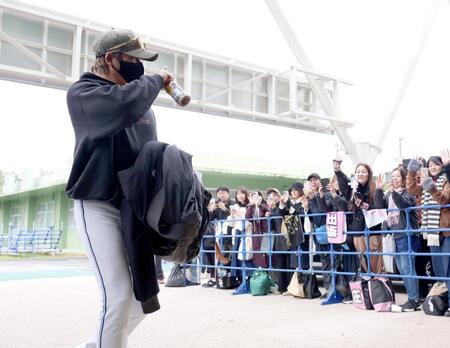 ２軍紅白戦視察のため、球場入りする新庄監督（撮影・西岡正）