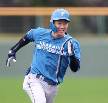 ３回、左中間に適時三塁打を放ち、三塁へ走る矢沢（撮影・西岡正）