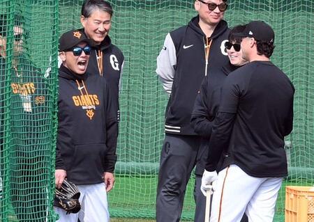 ダルベック（右）との会話で大口を開けて笑う阿部監督（左）＝撮影・佐藤厚