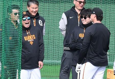 ダルベック（右）との会話で大口を開けて笑う阿部監督（左）＝撮影・佐藤厚