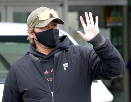 ファンに手を振る新庄監督（撮影・西岡正）