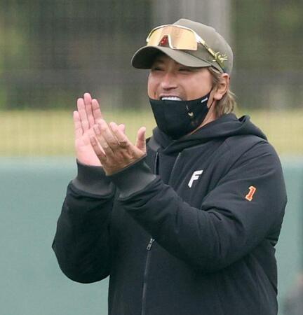 紅白戦後の打撃練習で好スイングの選手に拍手する新庄監督（撮影・西岡正）