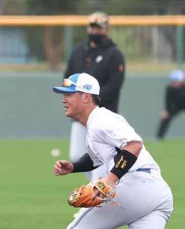 試合後、新庄剛志監督（奥）が見る前でノックを受ける日本ハム・吉田賢吾＝かいぎんスタジアム国頭（撮影・西岡正）