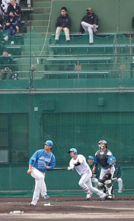 ２回、新庄監督（右上）の見る前で右翼線二塁打を放つ吉田（撮影・西岡正）