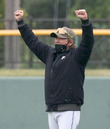 紅白戦後の打撃練習で好スイングの選手を大きなジェスチャーで褒める新庄監督（撮影・西岡正）