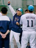 　キャンプ初日、練習前のミーティングで選手を鼓舞する池山監督（奥）