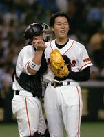 上原は自己最多タイ１４奪三振で完封勝利、阿部と握手して「しんどかったぁー」2005年6月30日