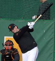 初の屋外フリー打撃で１３本の柵越えを放ったダルベック（撮影・佐藤厚）