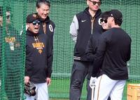 ダルベック（右）との会話で大口を開けて笑う阿部監督（左）＝撮影・佐藤厚
