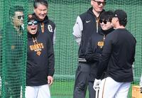 ダルベック（右）との会話で大口を開けて笑う阿部監督（左）＝撮影・佐藤厚