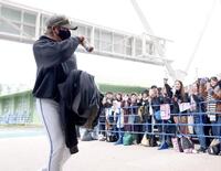 ２軍紅白戦視察のため、球場入りする新庄監督（撮影・西岡正）