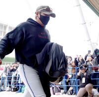 ２軍紅白戦視察のため、球場入りする新庄監督（撮影・西岡正）