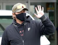 ファンに手を振る新庄監督（撮影・西岡正）