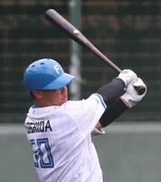 ３回、中前打を放つ吉田（撮影・西岡正）