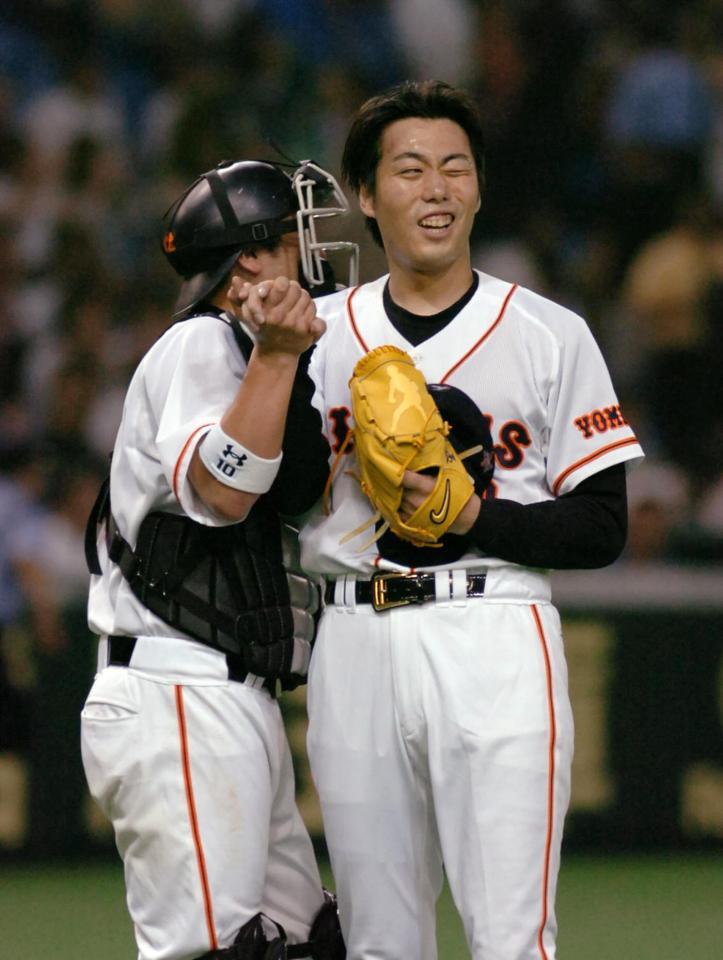 上原は自己最多タイ１４奪三振で完封勝利、阿部と握手して「しんどかったぁー」2005年6月30日