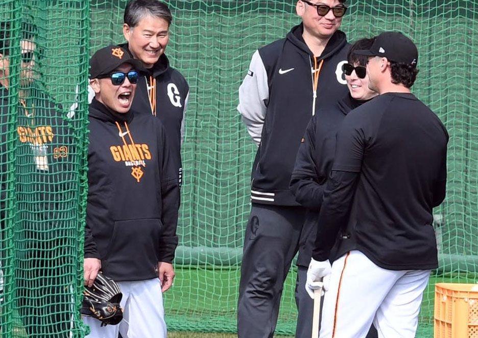 ダルベック（右）との会話で大口を開けて笑う阿部監督（左）＝撮影・佐藤厚