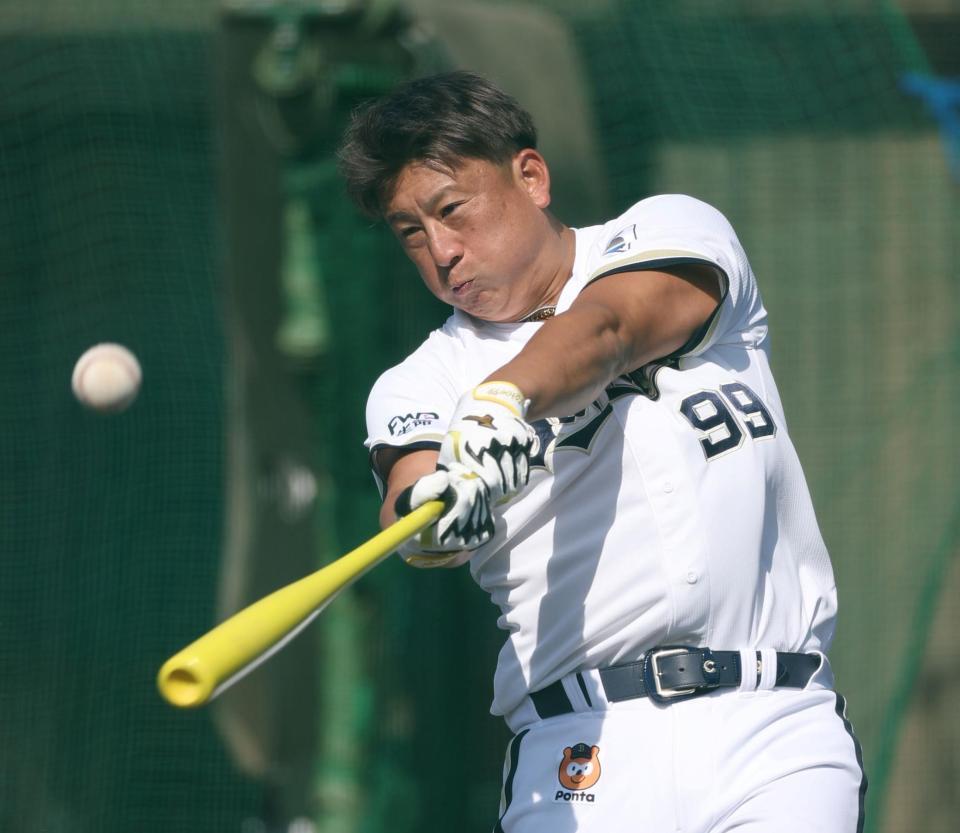 ロングティーをする杉本（撮影・中田匡峻）