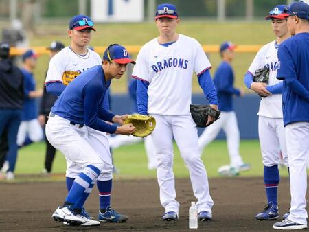 　早出練習で（奥左から）村松、福永、樋口を指導する川崎臨時コーチ兼選手