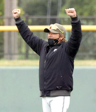 　選手のプレーにガッツポーズを送る新庄監督（撮影・西岡正）　