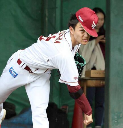 　初ブルペンで力投する藤原（撮影・佐々木彰尚）