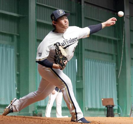 　ブルペンで投げ込む宮城（撮影・中田匡峻）